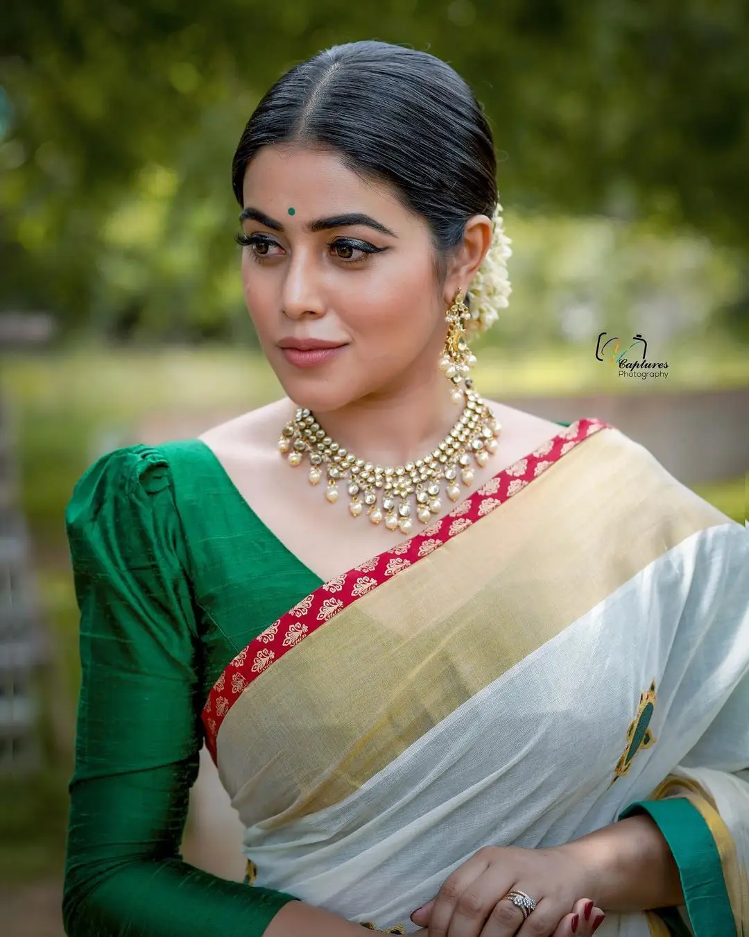 Shamna Kasim Mesmerizing Looks In Beautiful White Saree Green Blouse